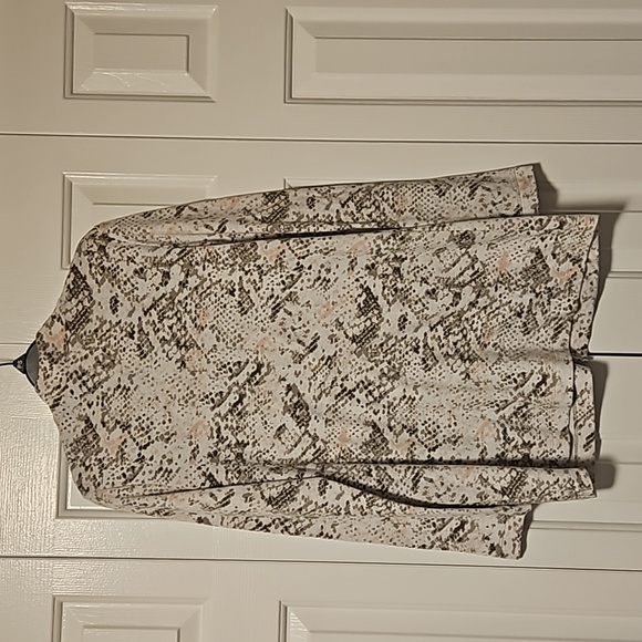 💖  $5 add to bundle Long snake print zip up lightweight jacket💖 - Picture 5 of 6